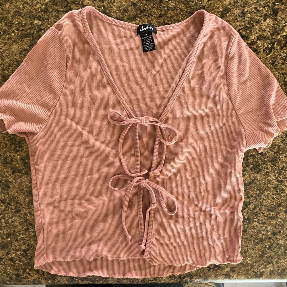Justify tie front crop top. Women’s size medium. Kind of a burnt orange color.